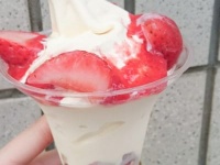 定時後のオフィスパフェ。苺苺苺なミニストップの限定スイーツ