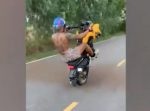 後輪しかないバイクをウィリーで乗りこなす男性。