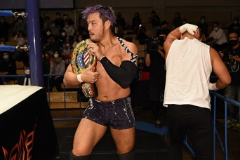 ベルトを強奪するKENTA