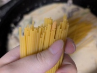〝パワー系高学歴女子〟がパスタ折ったら「惨劇」に　23万人が戦慄した断面がコチラです
