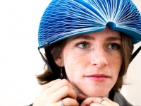 再生紙で作られた折りたたみ可能ヘルメット「EcoHelmet」
