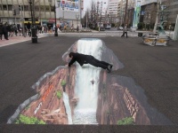 新潟駅万代広場の3Dアートで遊ぶ（画像提供：新潟市新潟駅周辺整備事務所）