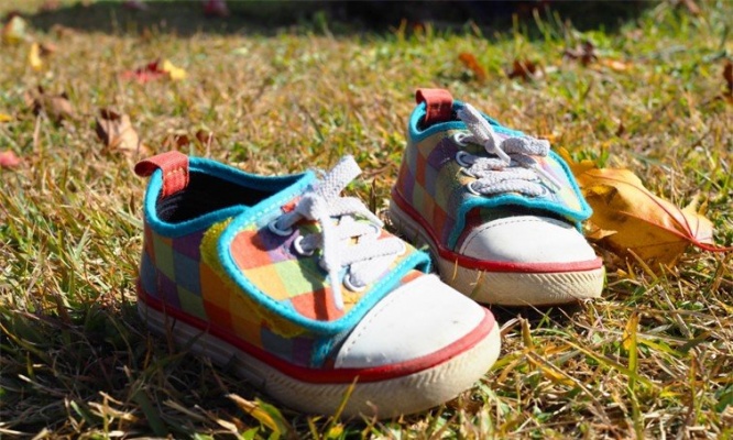 「雨の中で発見した子供たちの靴。見知らぬ人が一足ずつ、ビニール袋で...」（北海道・年齢性別不明）