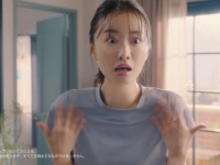 松本まりか、初体験に驚く！　レノアアロマジェルの新CMが放送