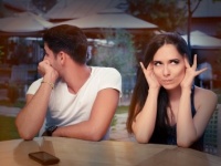 肩に頭をのせる!?　男性が初デートで沈黙が流れたときに、女性にしてほしいこと4つ！