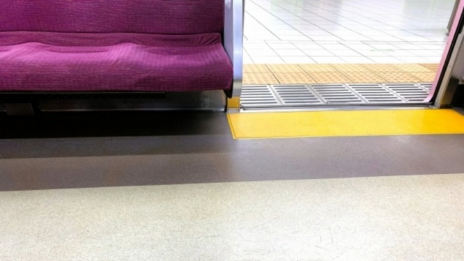 「駅で女子高生の私を追いかけてきた見知らぬ男性。何かを差し出され、よくわからないまま受け取ると...」(大阪府・30代女性)