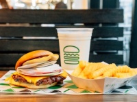 Shake Shackがミシュラン2つ星のフレンチの名店「La Cime」とコラボ。1日限定メニューを発売