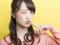 あー、うっとうしい！　男性が彼女にやめてほしいと思ってる甘え方3つ！「人前でキスのおねだり」