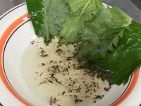 「コレで餃子食べたら絶対おいしい！」　→爆誕した〝特製たれ〟に困惑の声「砂？」「アリ浮いてるやん」