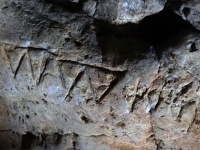 邪悪な悪霊から守るため、数百もの魔除けが描かれた洞窟が発見される（イギリス）