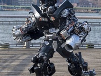 元米軍パイロットが作る、超かっこいいアーマースーツ。人は彼を「ブルックリンのトランスフォーマー」と呼ぶ