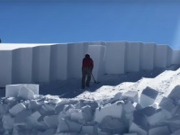 これはすごい！雪を柱状に区切りながら冷蔵庫を移動するように屋根の雪を取り除く方法