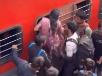 相変わらず激混みなんだぜ。インドの列車に窓から乗り込む女性たち