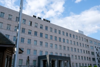 アパート廊下で『女性に1時間・性的暴行』　市立中学校教諭(35)懲戒免職　被害女性から【現金60万円も盗む…】