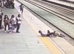まさに電光石火！　電車にダイブしようとした女性を男性が救出！