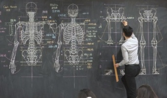 これは黒板消しで消せないやつ。台湾の美術教師が黒板に描く人体解剖図がすごい！