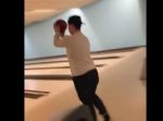 こちらの男性、ボウリングで一番やっちゃいけないことをしでかす…。