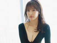 ドキッとするようなシーンも。佐野ひなこのプライベート感満載の写真集が発売決定