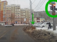 ロシアの横断歩道で撮影された「信号ルールを守るワンコ」に称賛の声
