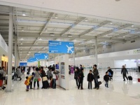 関西国際空港第2ターミナル（Asacyanさん2013年撮影、Wikimedia Commons