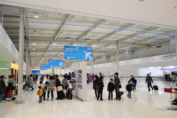 関西国際空港第2ターミナル（Asacyanさん2013年撮影、Wikimedia Commons