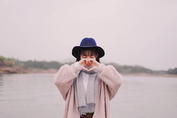 ハートポーズをする女性