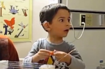 耳の不自由な少年が初めて音を聴いた時の反応にSNSユーザーら、画面が涙で見えなくなる