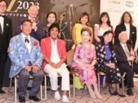 (前列左から)奥田英人、松崎しげる、由紀さおり、阿川泰子、北村英治、山下洋輔、(後列左から)神村晃司、外山喜雄、外山恵子、Meri、高木里代子、菅井信之
