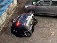 陥没穴の恐怖。車が1分以内に完全に飲み込まれていく驚愕の映像