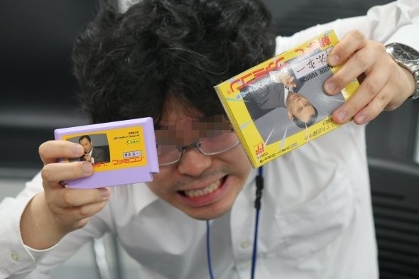 「朝までファミコン」片手に皮算用する記者（一部モザイク）