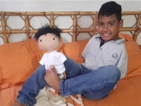 子供たちを勇気づけるため、スペシャルな子供たちにそっくりなスペシャルな人形を作り続ける女性