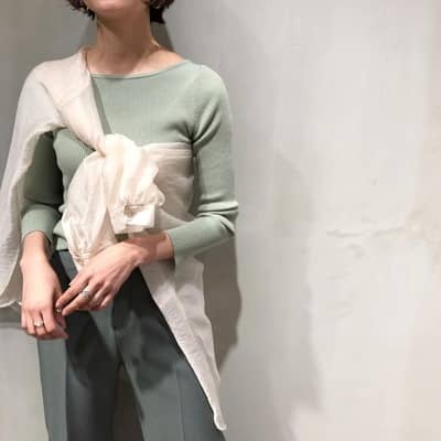 一目で「この子、いいかも」と思わせる！トップス選びは首元が大事