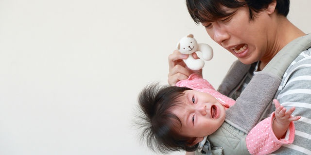 パパに抱っこされてなく女の子