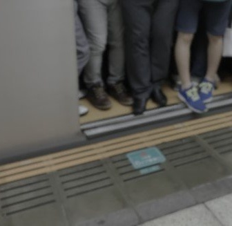 2歳息子と乗ってた電車に押し寄せてくる超大量の人の波。私と息子が絶叫していると、若いカップルの乗客が...（東京都・60代女性）
