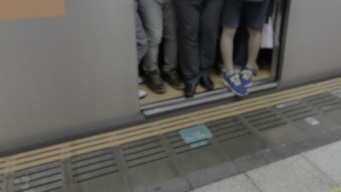 2歳息子と乗ってた電車に押し寄せてくる超大量の人の波。私と息子が絶叫していると、若いカップルの乗客が...（東京都・60代女性）