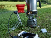 アウトドアや非常時に大活躍！「火と水で発電できるUSB充電器」販売中