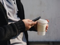 男子の心理を調査！　「彼女にマメに連絡できない」「たまにスルーしてしまう」その理由は？