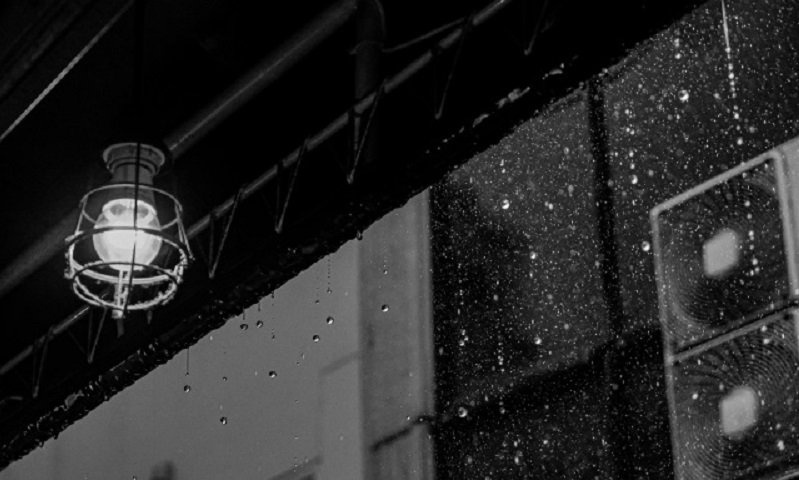 「急な雨が降ってきて、赤ん坊を抱っこしたまま雨宿り。出掛けたことを後悔する私に、見知らぬ男性が...」（岡山県・50代女性）