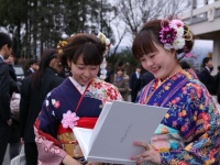 写真集に見入る新成人たち