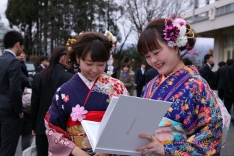 写真集に見入る新成人たち