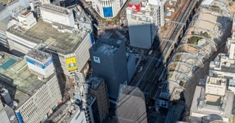 「使徒っぽい」「もしかして：五条悟」　渋谷の街に落ちる〝上半身を失った影〟に12万人戦慄