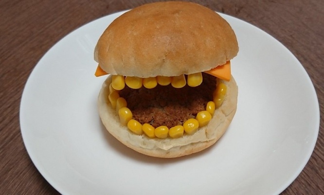 食われるのはこっちだった...？　ハンバーガーにコーンを挟んでみた結果、完全に化け物になってしまう