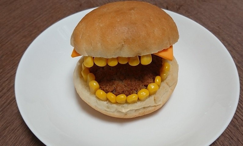 食われるのはこっちだった...？　ハンバーガーにコーンを挟んでみた結果、完全に化け物になってしまう