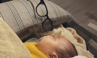 それはママではありませんが...　赤ちゃんの寝かしつけを「メガネ」に任せてみた結果→成功しちゃった件について
