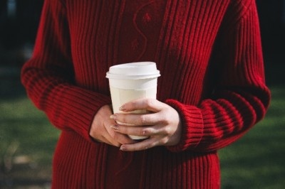 街でよく見る！　「コーヒー飲み歩き女子」への男子の本音「飲む姿がかわいい」「マナーが悪い」