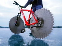 走る凶器かよ！自転車のタイヤをブレード（丸ノコ）に変え氷の上を走ってみた