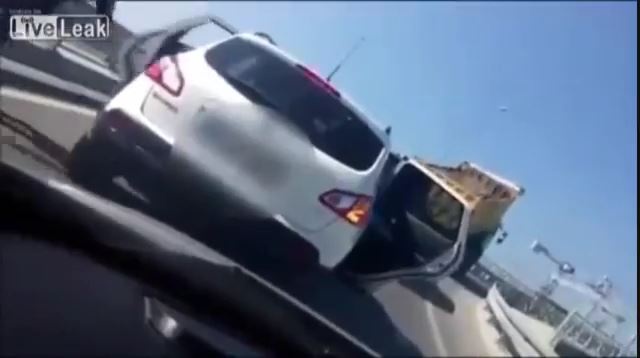 高速道路でダンプが……
