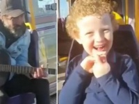 自閉症の男の子に満面の笑顔が。路面電車で乗り合わせた大道芸人が「君はともだち」の歌をプレゼント