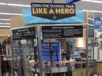 子どもたちが新学期に用意すべきアイテムって銃！？ウォルマートの店内広告が不適切だとツイッターで炎上中