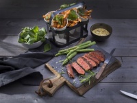 肉汁ジュワーで食感も味も本物の牛肉。オランダの企業が植物100％のビーフステーキを開発。受注販売開始